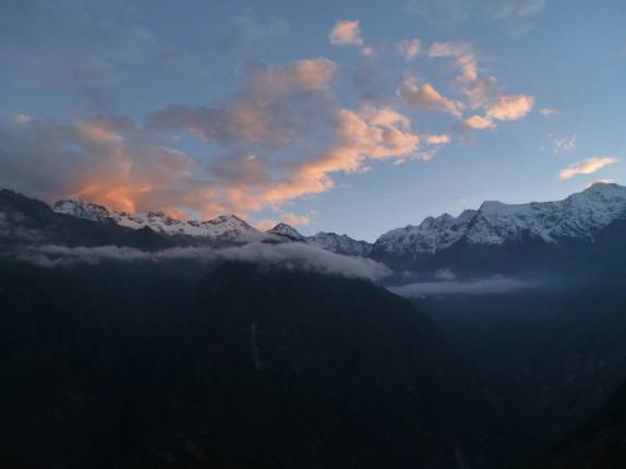 O dia nasce e revela a paisagem grandiosa no último dia de caminhada na trilha de Choquequirao, no Peru